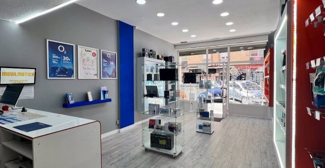 Interior de Movilmática O2 con mostrador y vitrinas de productos