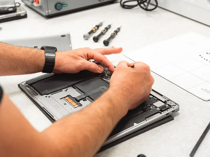 Técnico reparando componentes internos de una tablet